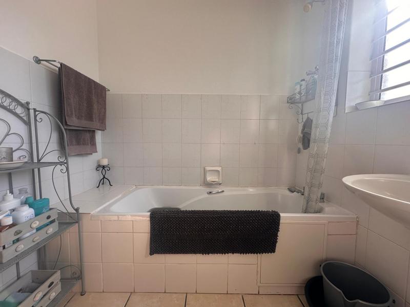 2 Bedroom Property for Sale in Oakglen Western Cape